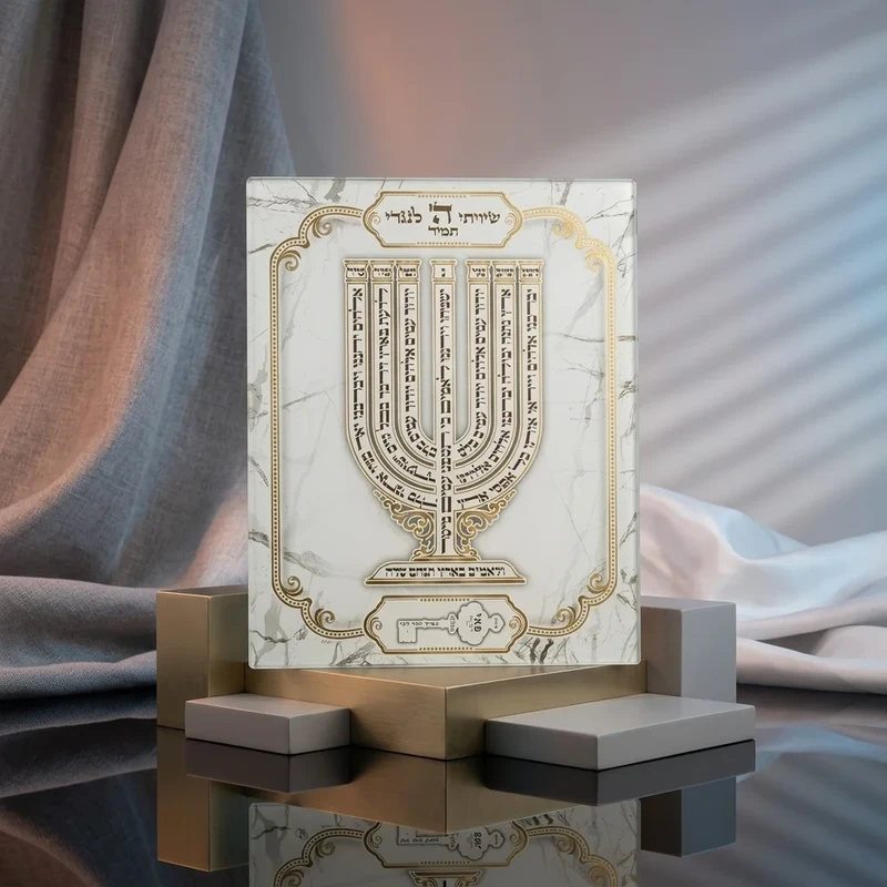 תלייה מזכוכית "שיוויתי" עם מנורת המקדש על רקע שיש | 28X23 ס"מ