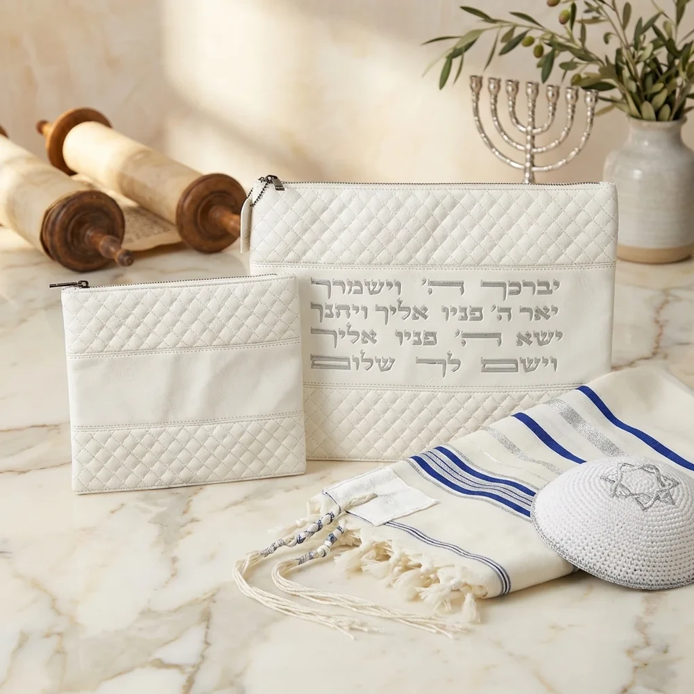 סט טלית ותפילין מדמוי עור לבן עם אותיות בולטות כסף | 38 ס״מ