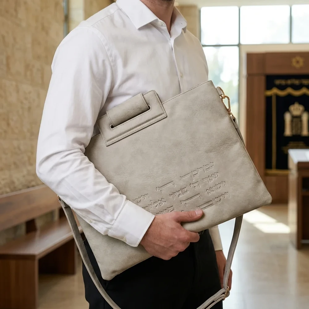 תיק טלית ותפילין דמוי עור בגוון בז׳ עם הקדשה “יברכך” | 40 ס״מ