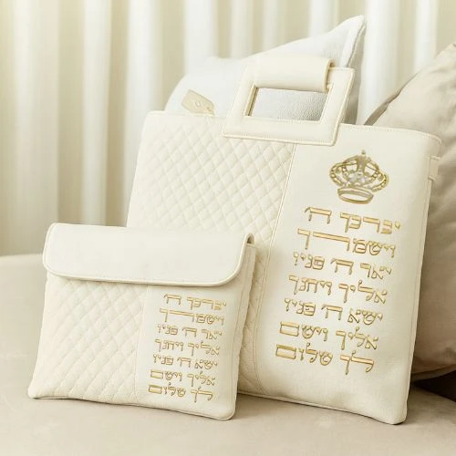 תיק לטלית דמוי עור בגוון בז׳ עם אותיות בולטות | 38 ס״מ