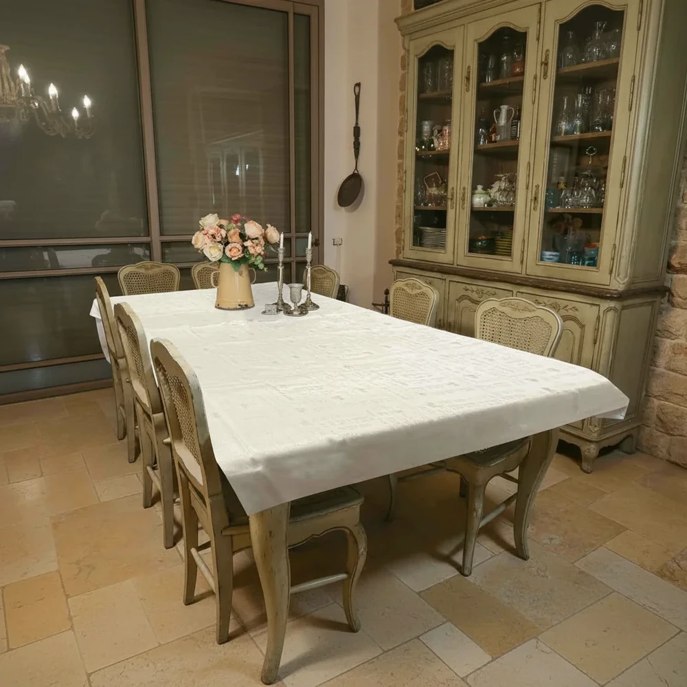 מפת שולחן בד לבנה עם כיתוב שבת ויום טוב | 280 ס״מ