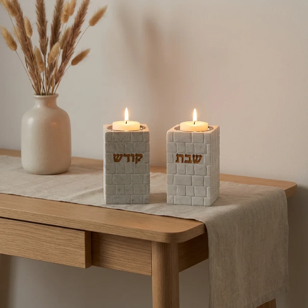 פמוטי פולימר לבנים בעיטור כותל | 9 ס״מ