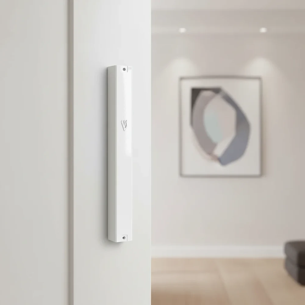 מזוזת פלסטיק לבנה עם אות ש׳ כסופה ופקק גומי