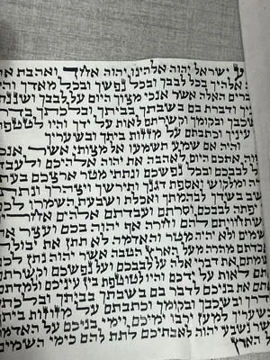 קלף מזוזה גודל 10 ס"מ נוסח ספרדי (ע"מ) כשר למהדרין | מגולגל בניילון