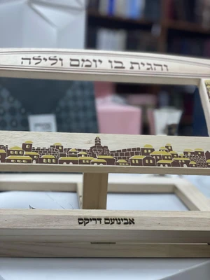 חריטה בלייזר על מגוון ממוצרי החנות. (שטנדר, נטלה, מזוזה, גביע קידוש, פמוטים, סטנדר ועוד)