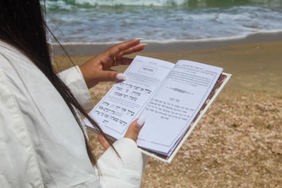 סידור עבודה שבלב דמוי עור לבת ישראל עם פלטת כתר-מהדורה חדשה צבע לבן