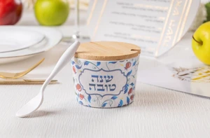 כלי לדבש "במבוק טבעי" "שנה טובה" – 6.5 ס"מ