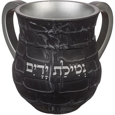 נטלה מפוליריזן שחורה במרקם אבן עם אותיות בולטות › דברי שי