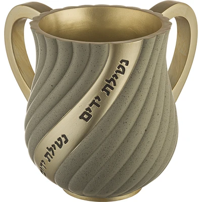 נטלה מפולימר במרקם מסולסל עם פס זהב אלכסוני › דברי שיר