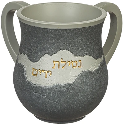 נטלה מפולימר אפורה כהה עם פס אבן שבורה וכיתוב מוזהב › דברי שיר