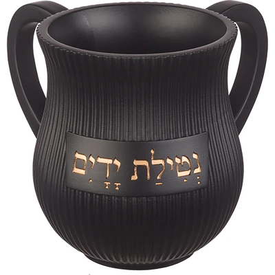 נטלה מפולימר שחורה עם מרקם חריטים ולוחית זהב › דברי שיר