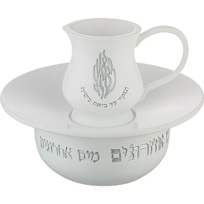 כלי מים אחרונים מפולימר לבן עם עיטור להבה על מגש › דברי שיר