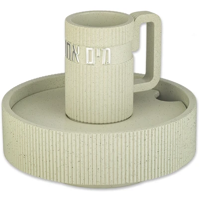 כלי מים אחרונים מפולימר בגוון בטון כהה עם מרקם חריטים על מגש › דברי שיר