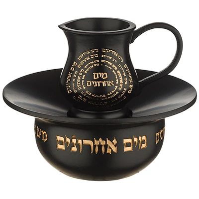 כלי מים אחרונים מפולימר שחור עם כיתוב מוזהב על מגש › דברי שיר
