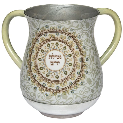 נטלה מאלומיניום עם הדפס פרחוני זהוב וכיתוב "נטילת ידים" במרכז › דברי שיר