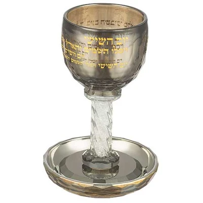 גביע קידוש מקריסטל שחור דגם "ברכה" עם כיתוב זהב, גזע מפותל וצלחת תואמת, גובה 16 ס"מ › דב