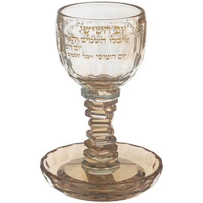 גביע קידוש מקריסטל בגוון ענבר דגם "ברכה" עם נוסח הקידוש בזהב, גזע מפותל וצלחת תואמת, גובה 16