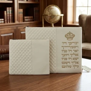 סט טלית ותפילין דמוי עור לבן עם אותיות בולטות ״ויברכך״ | 36 ס״מ
