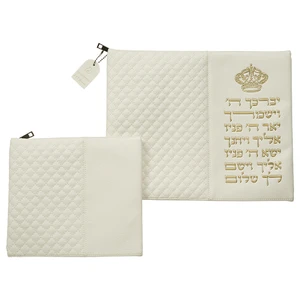 סט טלית ותפילין דמוי עור לבן עם אותיות בולטות ״ויברכך״ | 36 ס״מ
