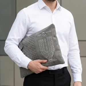 סט טלית ותפילין דמוי עור אפור עם אותיות בולטות ׳שיויתי׳ כסף | 36 ס״מ