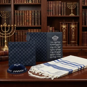 סט טלית ותפילין דמוי עור כחול כהה עם אותיות בולטות כסף | 38 ס״מ