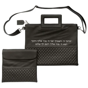 תיק טלית דמוי עור שחור עם אותיות בולטות ״ויברך״ | 38 ס״מ