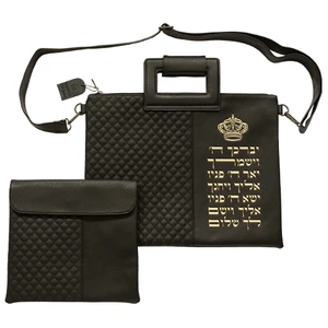 תיק טלית דמוי עור שחור עם אותיות בולטות ״וי״ | 38 ס״מ