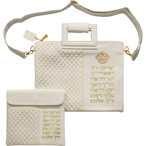 תיק לטלית דמוי עור בגוון בז׳ עם אותיות בולטות | 38 ס״מ