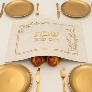 כיסוי חלה מדמוי עור לבן עם עיטור פרחים | 60 ס״מ
