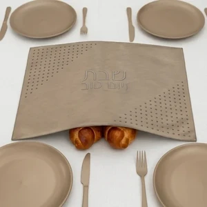 כיסוי חלה דמוי עור חום עם ניטים זהב | 61 ס״מ