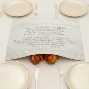 כיסוי חלה דמוי עור לבן עם ריקמה ״קידוש״ | 42 ס״מ