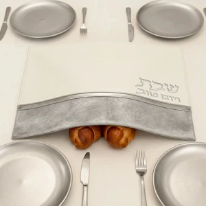 כיסוי חלה דמוי עור לבן עם הבלטות כסף | 42 ס״מ
