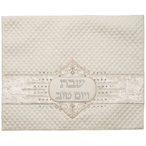 כיסוי חלה דמוי עור לבן עם הבלטות כסף | 55 ס״מ