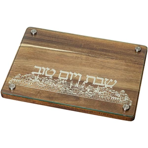 מגש חלה מעץ חום עם פלקטה ״אקסיה״ | 25 ס״מ