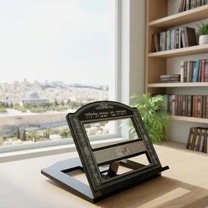 שטנדר מהודר מעץ מהגוני עם פלקטת מתכת ״פנינה״ | 38 ס״מ