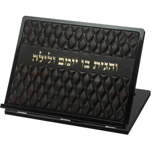 שטנדר עץ עם פלקטה דמוי עור ואותיות בולטות | 38 ס״מ