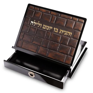 שטנדר עץ חום עם פלקטה דמוי עור ומגירה | 38 ס״מ