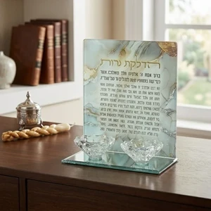 פמוטי זכוכית צבעוניים בעיצוב שיש עם כיתוב הדלקת נרות | 18.5 ס״מ