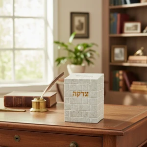 קופת צדקה פולימר לבן בעיטור כותל | 13 ס״מ