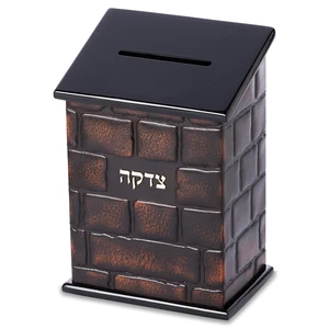 קופת צדקה מעץ בצבע טבעי עם פלקטה עור דגם כותל | 18 ס״מ