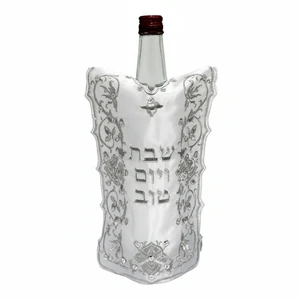 כיסוי לבקבוק יין מסאטן בגווני כסף-לבן עם עיטורים | 26 ס״מ