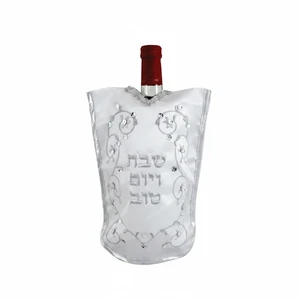 כיסוי לבקבוק יין מסאטן בגוון כסף-לבן עם דוגמת עלים | 26 ס״מ