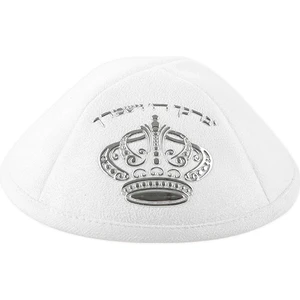כיפה דמוי עור לבנה עם כתר ומקום לסיכה | 19 ס״מ