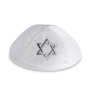 כיפה מקטיפה לבנה עם ריקמת מגן דוד | 19 ס״מ