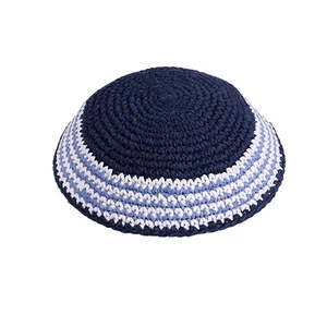 כיפה סרוגה בד כחול כהה עם פסים כחולים | 16 ס״מ