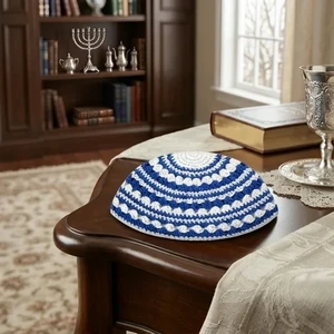 כיפה בד לבנה עם פסים תכלת | 21 ס״מ