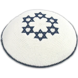 כיפה סרוגה לבנה עם שישה מגיני דוד כחולים | 16 ס״מ
