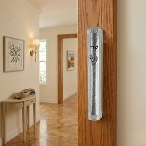 מזוזת פלסטיק שקופה עם נצנצים וגימור כסף | 18 ס״מ