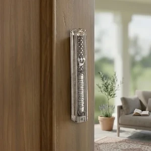 מזוזת פלסטיק שקופה עם אות ש׳ כסף ופלקטה | 12