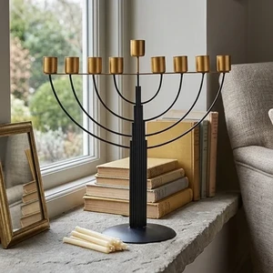 חנוכייה שחורה לשמן חוטים חצי עגול | 30 ס״מ